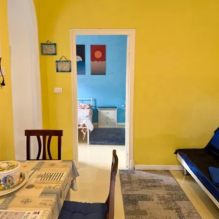 Host4u - Paint House Comoda A Piedi Dal Centro E Stazione 아파트