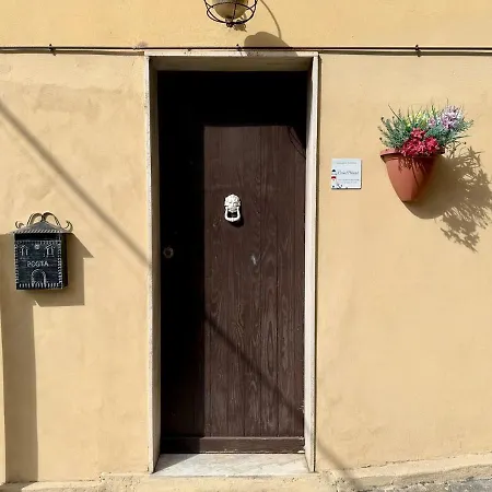 Host4u - Paint House Comoda A Piedi Dal Centro E Stazione 아파트