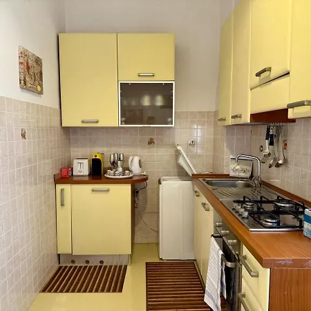 Host4u - Paint House Comoda A Piedi Dal Centro E Stazione 아파트